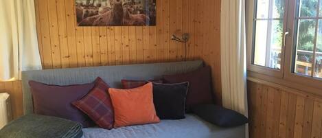 Fernseher, Kamin, DVD-Player