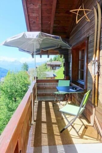 Aussen : 2-stöckige Dachwohnung im 3. Stock des Gebäudes, für 6 Personen, Balkon mit Gartenmöbeln un