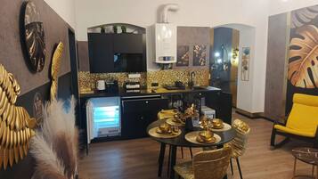 Kühlschrank, Mikrowelle, Ofen, Herdplatte