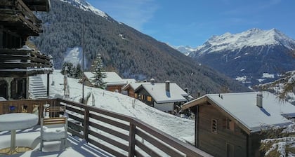 Extérieur : chalet pour 6 personnes, balcon, terrasse-pelouse -Intérieur : 110 m2, séjour avec chemi