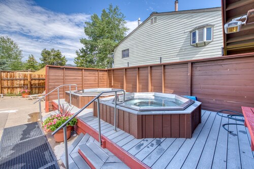 Welcoming condo with gas fireplace, pool & hot tubs