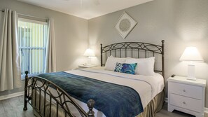 1 chambre, fer et planche à repasser, lit de bébé portatif