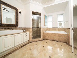 Combined shower/bathtub, hair dryer, towels - Waterfront 4 Bed Home w/Pool – Marlin Bay (Marathon)