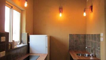 KĂŒhlschrank, Herdplatte, Wasserkocher, Kochgeschirr/Geschirr/Besteck