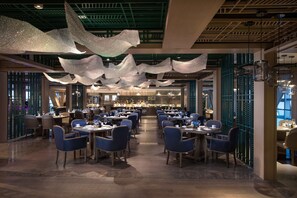2 restaurants, breakfast, lunch, dinner served; Chinese cuisine 