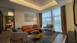 Junior Suite | Down comforters, in-room safe, desk, laptop workspace - Radisson Suzhou (Suzhou)