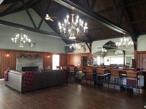 Interior -  Water View Property Ideal For Hunting / Fishing Groups Or Large Families (Sandusky)
