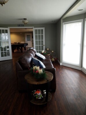Interior -  Water View Property Ideal For Hunting / Fishing Groups Or Large Families (Sandusky)