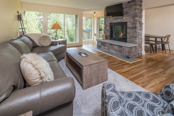 Een televisie en een open haard