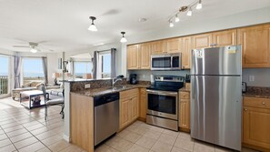 Een koelkast, een magnetron, een oven, een kookplaat