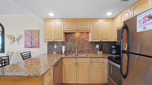 Refrigerador, microondas, horno y parrilla de estufa