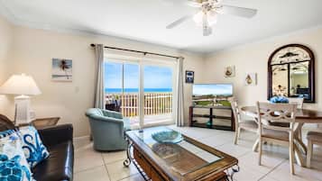 TV, DVD-spiller, bordtennis og bøker