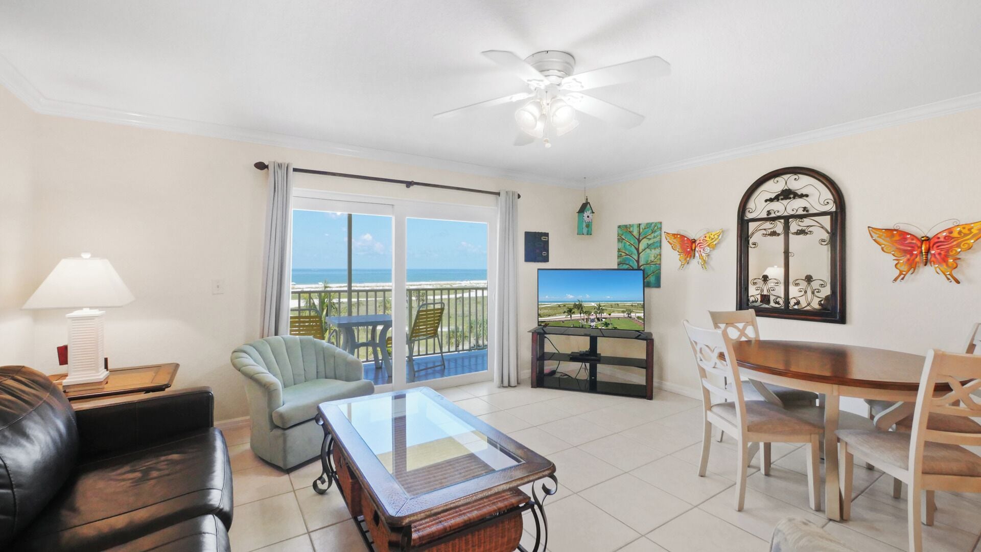 Tv, dvd-spelare, ett bordtennisbord och böcker