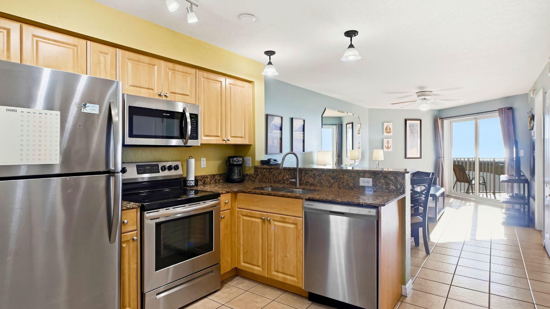 Jääkaappi, mikroaaltouuni, uuni, liesi