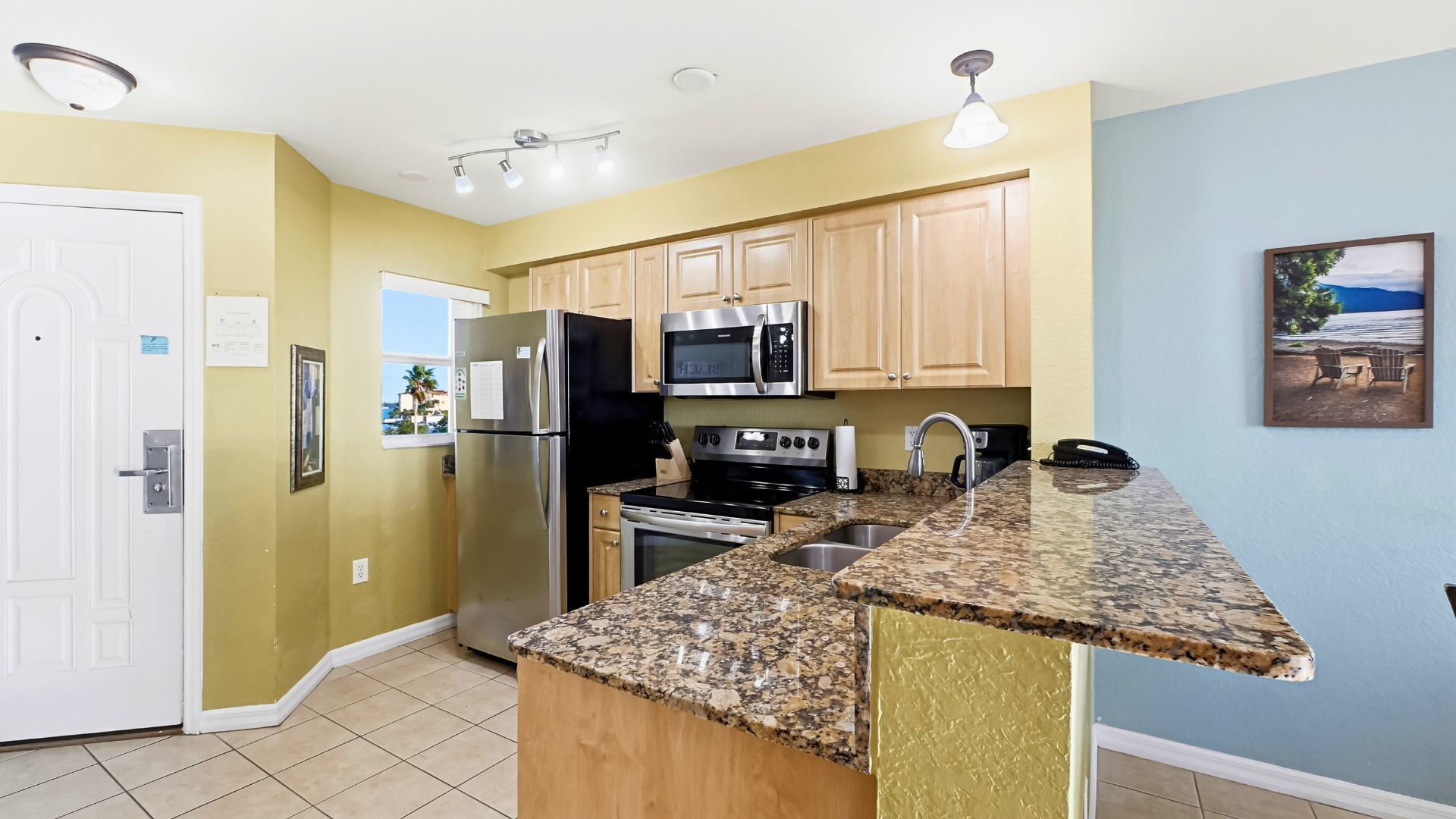 Jääkaappi, mikroaaltouuni, uuni, liesi