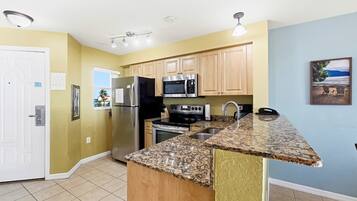 Jääkaappi, mikroaaltouuni, uuni, liesi