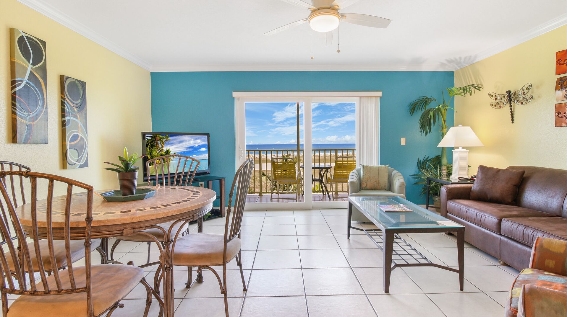 Televisio, DVD-soitin, pöytätennispöytä, kirjoja