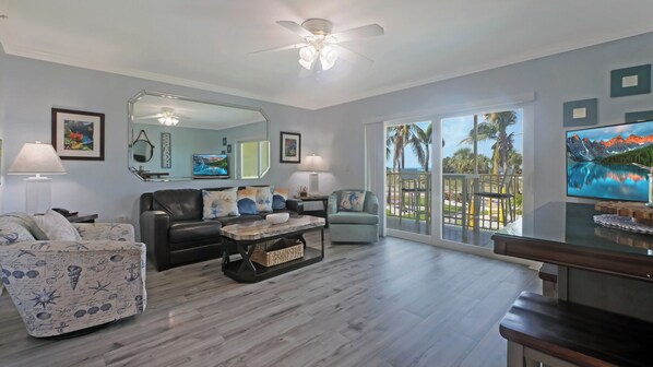 Fernseher, DVD-Player, Tischtennisplatte, Bücher