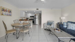 Televisión, reproductor de DVD, mesa de ping pong, libros