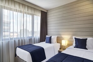 Standard Twin - 2 camas solteiro | Minibar, safe på rommet, skrivebord og blendingsgardiner