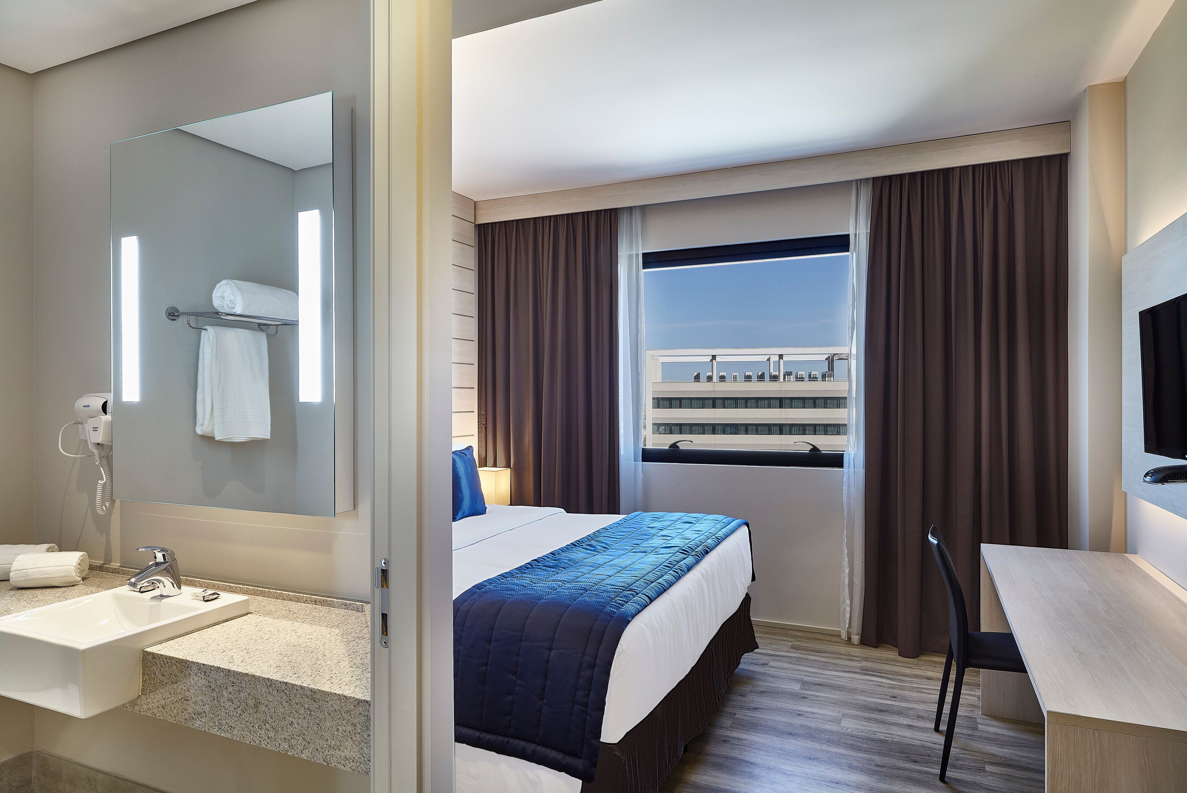 Standard Double - Cama queen size | 迷你吧、客房內保險箱、書桌、遮光布/窗簾