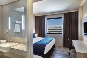 Habitació doble estàndard | Minibar, caixa forta a l'habitació, escriptori i cortines opaques