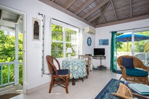 House, 1 Queen Bed | Living room
