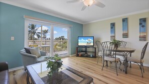 Fernseher, DVD-Player, Tischtennisplatte, Bücher