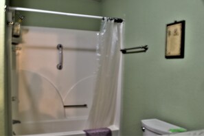 Hair dryer, towels, toilet paper - Hiawassee river cabin $ 85 per night  ON THE BEAUTIFUL HIAWASSEE RIVER (Hiawassee)