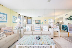 Een woonkamer met een bank, een salontafel en een televisie.