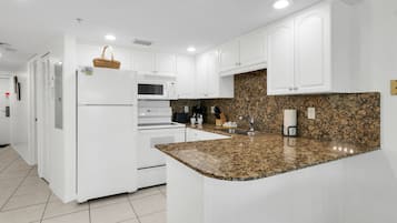 Een koelkast, een magnetron, een oven, een kookplaat