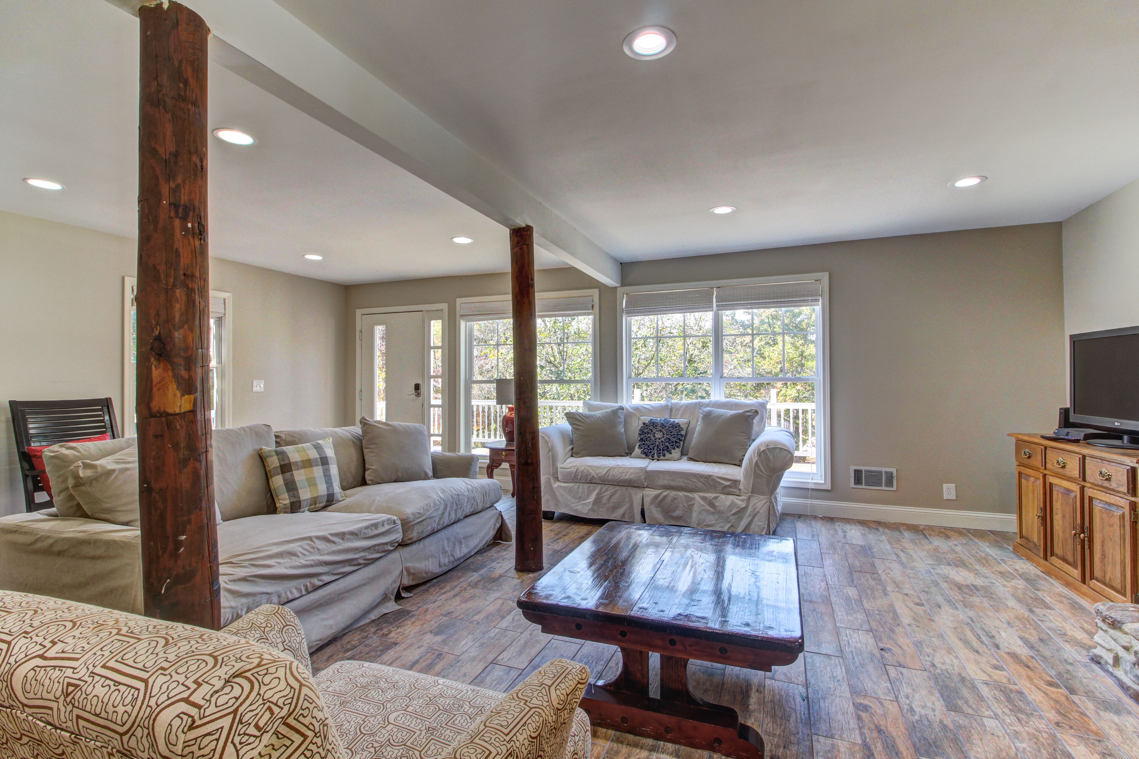 Secluded home with WiFi, outdoor pool & firepit - minutes to downtown