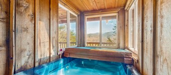 Cozy log cabin w/ Free Attraction TIckets, private hot tub, fireplace, & deck