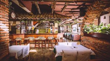 Petit déjeuner, déjeuner et dîner servis sur place