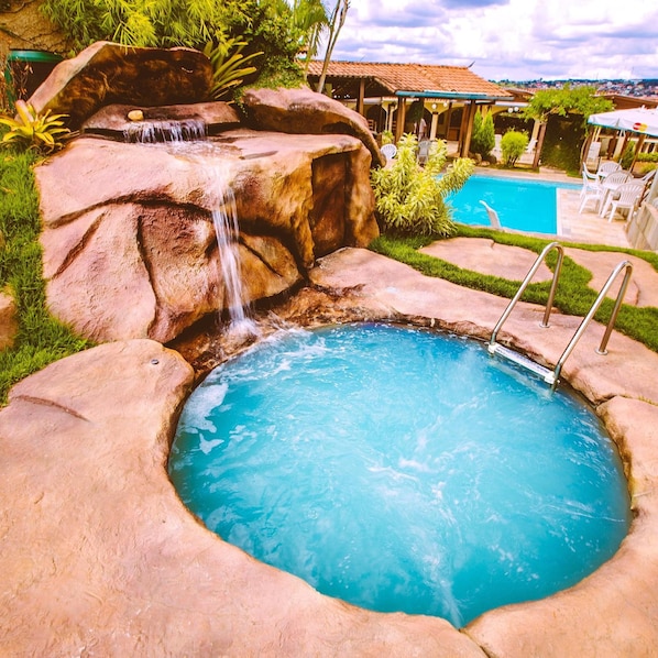 Outdoor pool - Hotel Dom Otto (Vespasiano)