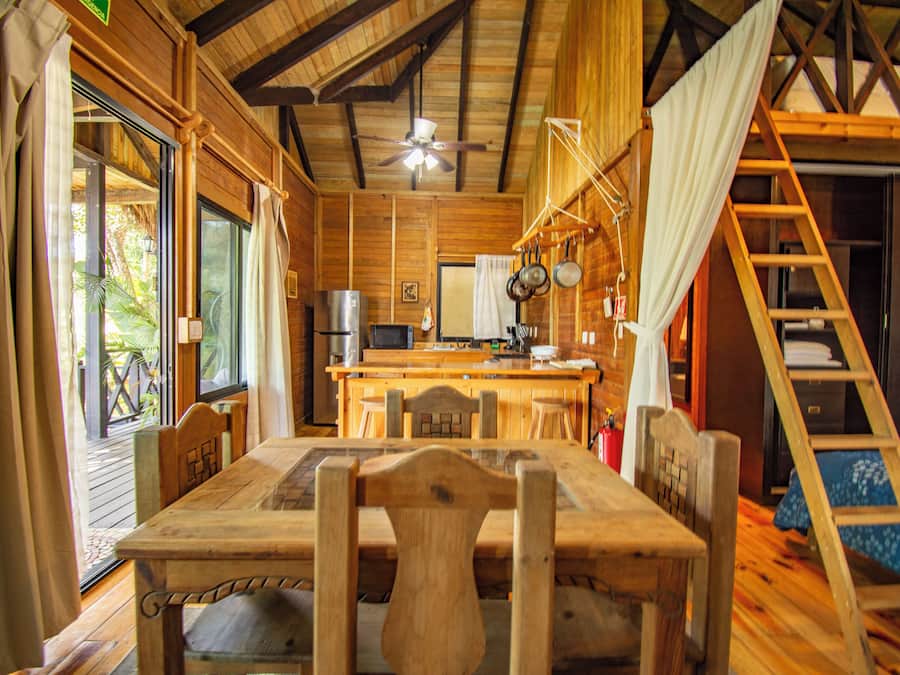Colchones con pillow-top y caja de seguridad en la habitación