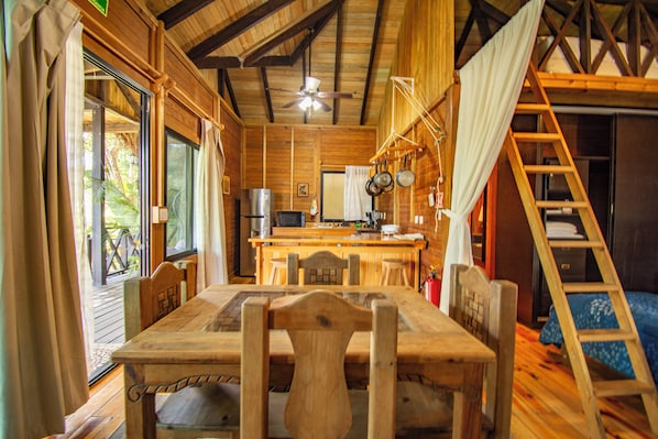 Cabin dành cho gia đình, nhiều giường, không hút thuốc, quang cảnh hồ bơi | Nệm có lớp đệm bông, két bảo mật tại phòng, trang trí khác biệt