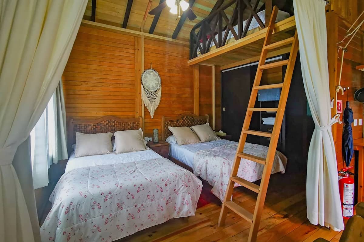 Camas com colchões pillow-top, cofres nos quartos