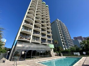 Innendørsbasseng og sesongbasert utendørsbasseng