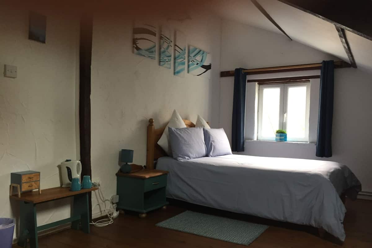 Family Room (Blue, 18 sq m) | Individually decorated, individually furnished, free WiFi, bed sheets