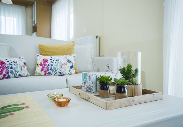 Comfort Apartment, Sea View | Living room | Flat-screen TV
