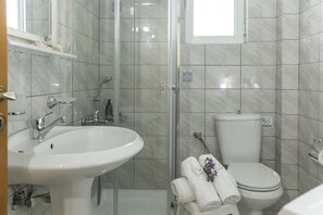 Apartament Comfort, vistes al mar | Bany | Dutxa, assecador de cabells, tovalloles i paper higiènic 