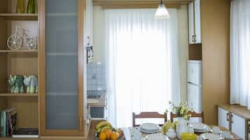 Apartamento conforto, vista para o mar | Opções para refeição no quarto