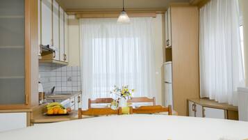 Apartamento conforto, vista para o mar | Área de estar | TV de tela plana