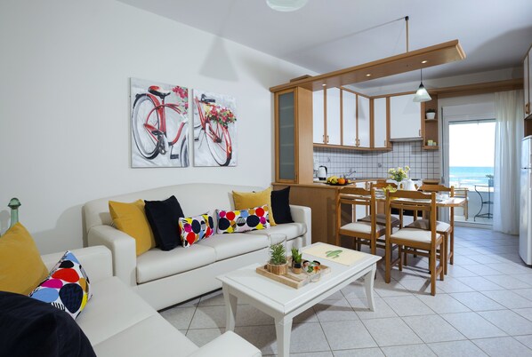 Comfort Apartment, Sea View | Living area