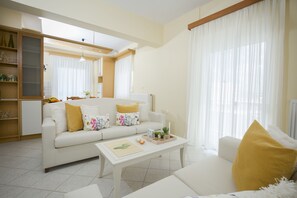 Comfort Apartment, Sea View | Living room