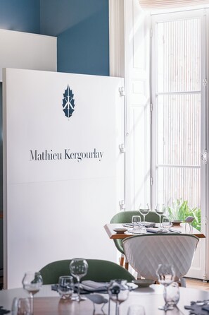 Ze serveren er ontbijt, lunch en diner 