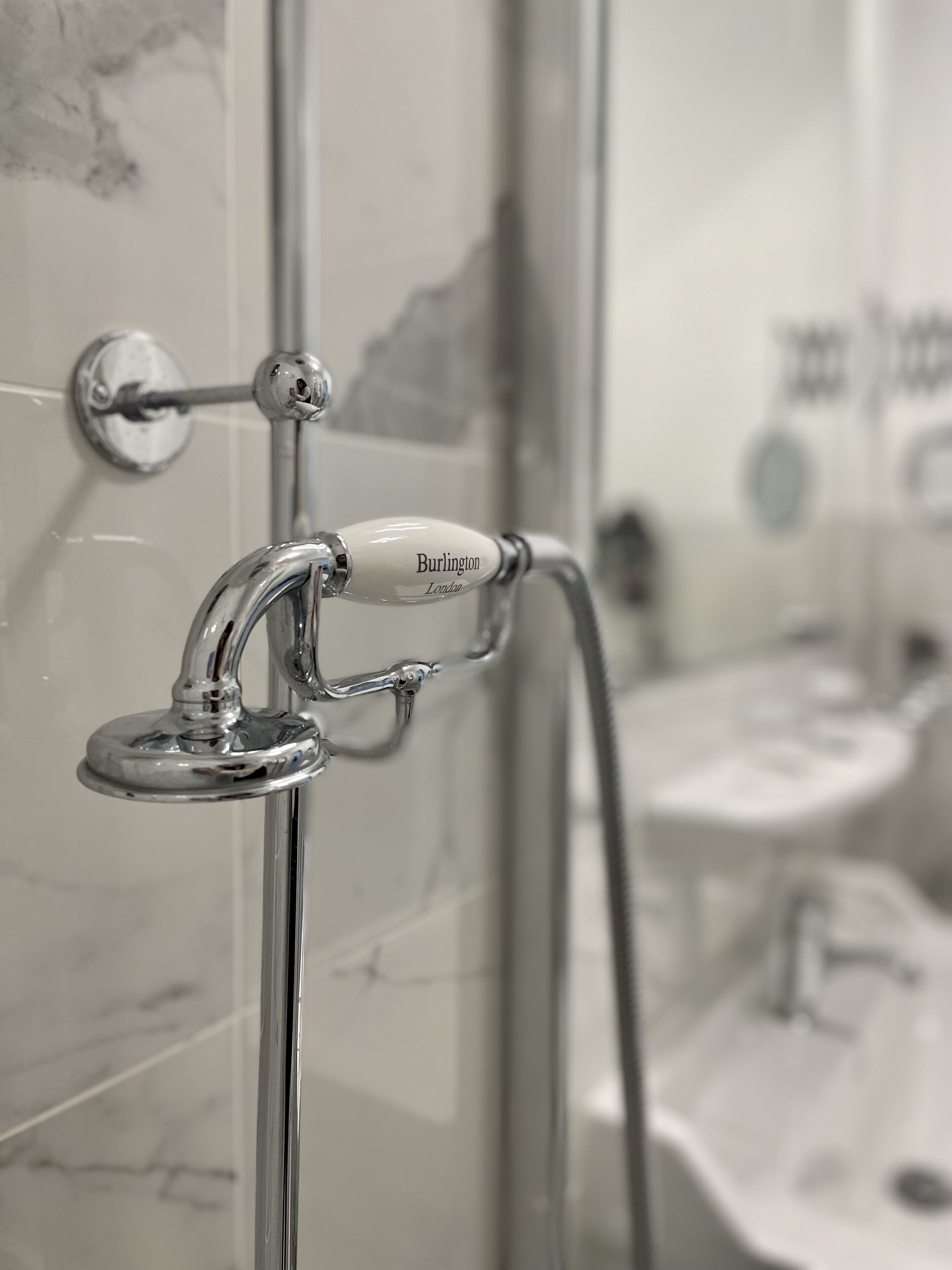 Un baño con ducha y lavamanos.