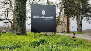 A sign for Mathieu Kergourlay, a restaurant and hotel in Boisgelin.