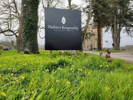 Señal para Mathieu Kergourlay, restaurante y hotel en Boisgelin.